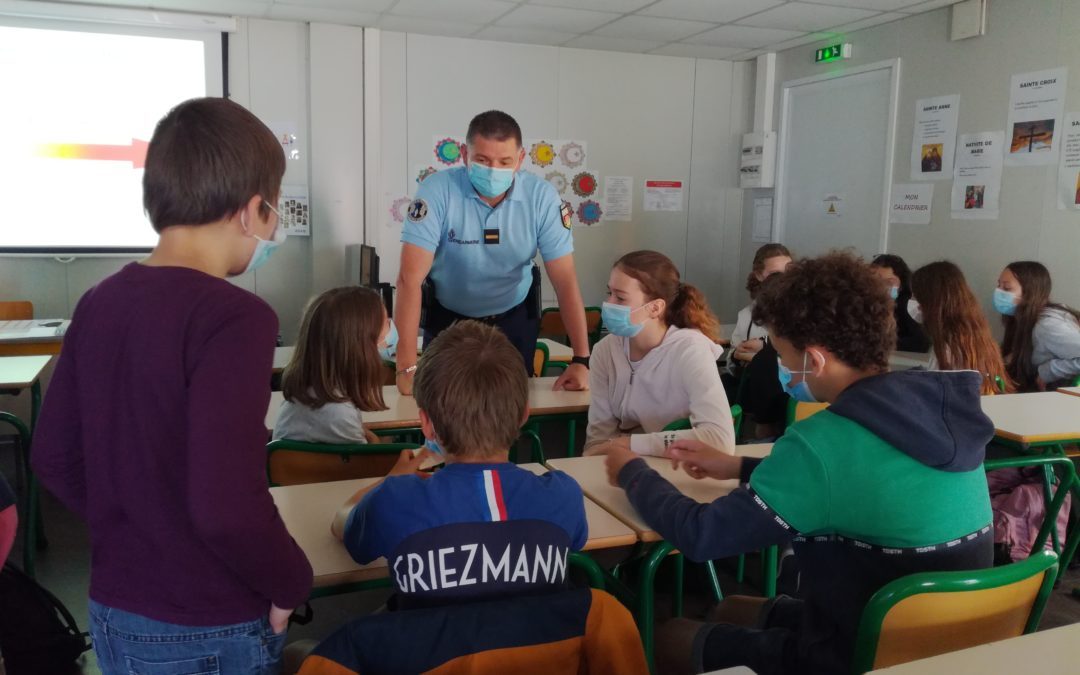 La gendarmerie vient faire de la prévention au collège.